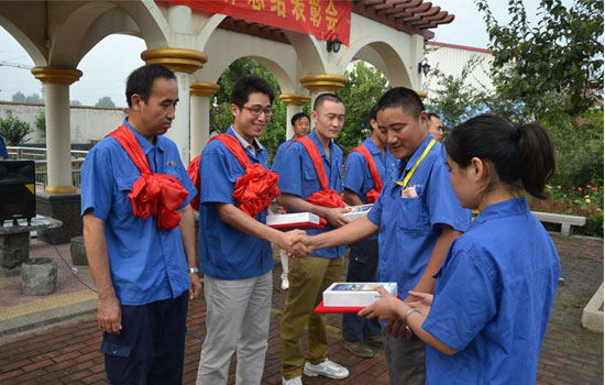 金寶山機(jī)械優(yōu)秀年中員工頒獎圖